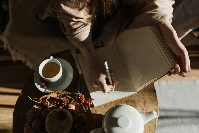 Welche Fragen du dir stellen solltest, um PMS und Menstruations-beschwerden hinter dir zu lassen