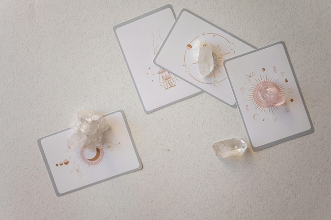 Orakelkarten und Kristalle, die die Intuition stärken können